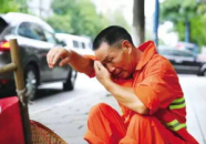 娱乐吃瓜酱环卫工人,默默守护城市清洁的“吃瓜酱”英雄