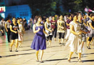 娱乐吃瓜酱广场舞视频,跟随娱乐吃瓜酱，一起跳进欢乐的舞蹈世界